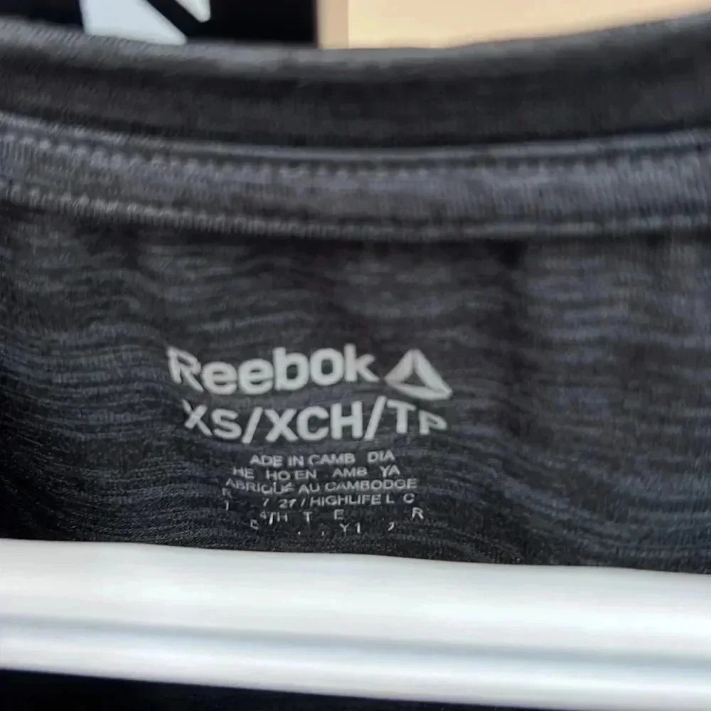 (32) Reebok athletic top - Picture 2 of 3